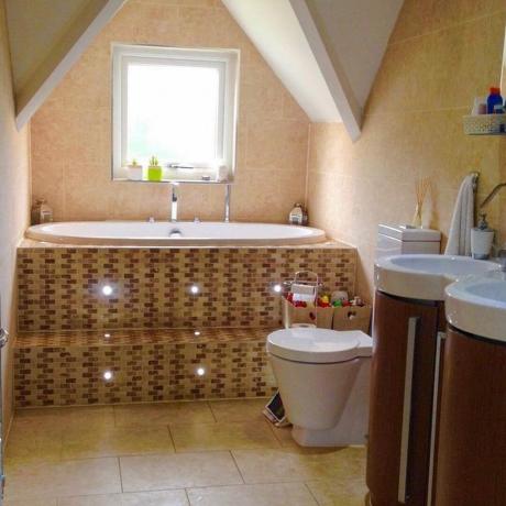 8 melnbaltas vannas istabas dekoru idejas līdzsvarota melnbalta vannas istaba Courtsey @loves Leeds Homes Instagram Ft